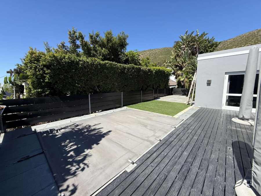 To Let 2 Bedroom Property for Rent in Fresnaye Western Cape